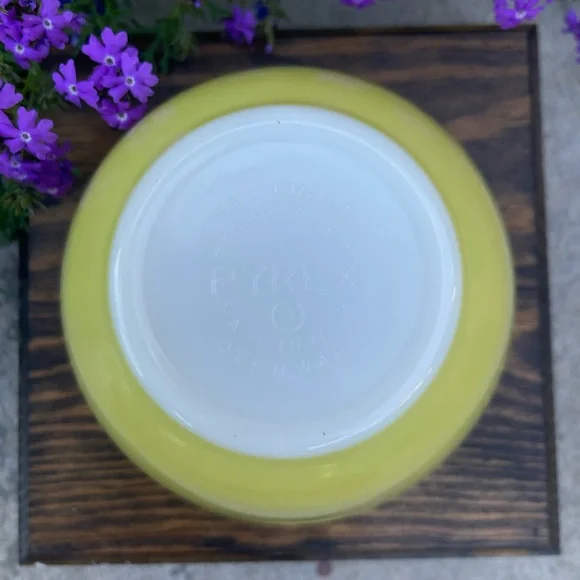 Vintage Pyrex Yellow Nesting 1.5 pint Mixing Bowl #401 - Picture 2 of 3